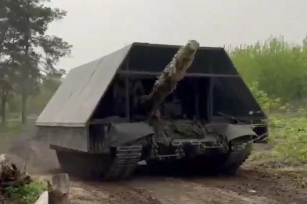 被无人机炸怕了俄军坦克铁笼再进化背龟殻上战场