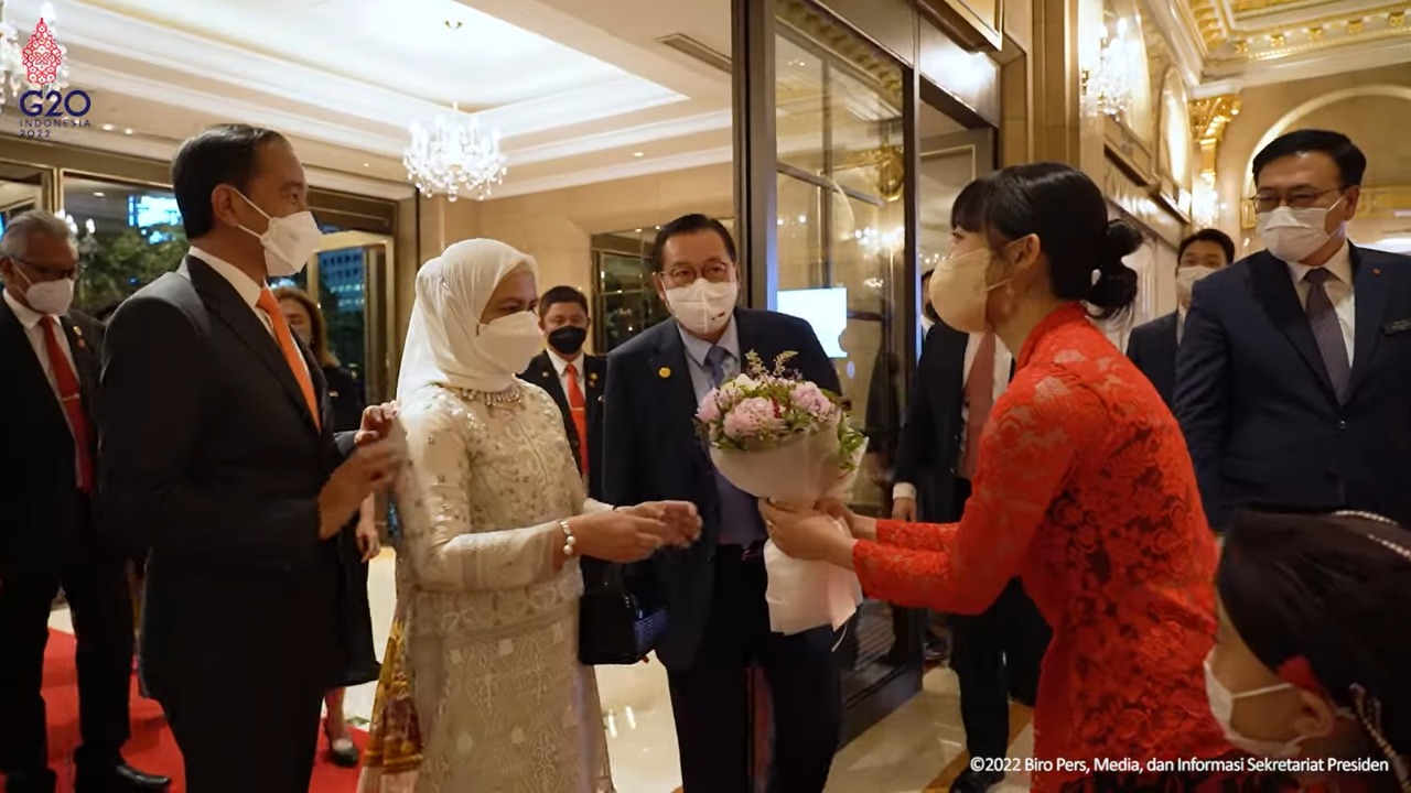 Momen Dita Karang tampik ayu saat menyambut kedatangan rombongan Jokowi di Seoul, Korea Selatam, pada Rabu (27/07/2022) malam.
