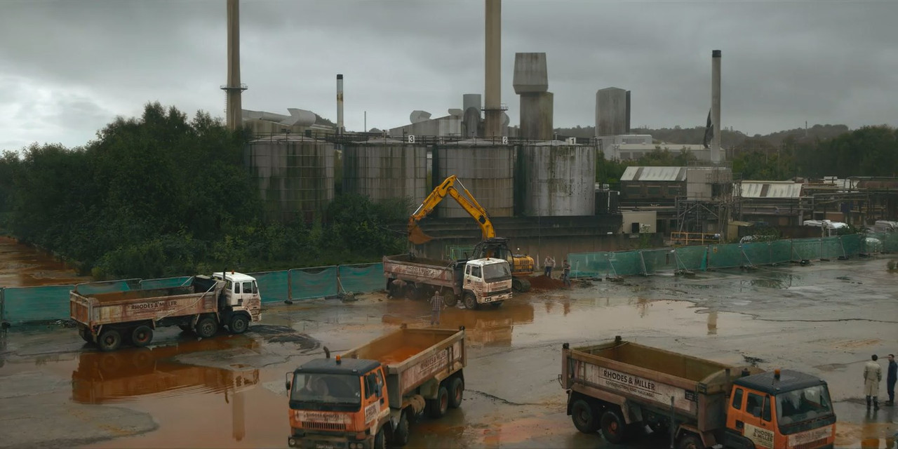 Toxic Town (2025) Season 1 [Hindi + English] WebRip 480p, 720p ESub - Complete Screenshot