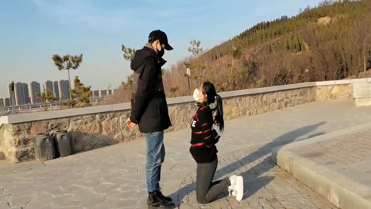 一绳所爱 把小狗狗五花大绑牵出去溜溜弯.mp4_20220227_084155.761