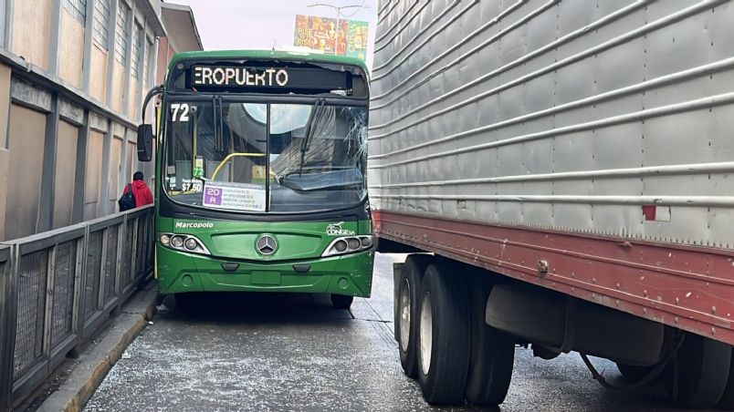 Choque en Circuito Interior deja al menos 10 heridos; Un autobús se impactó con un tráiler