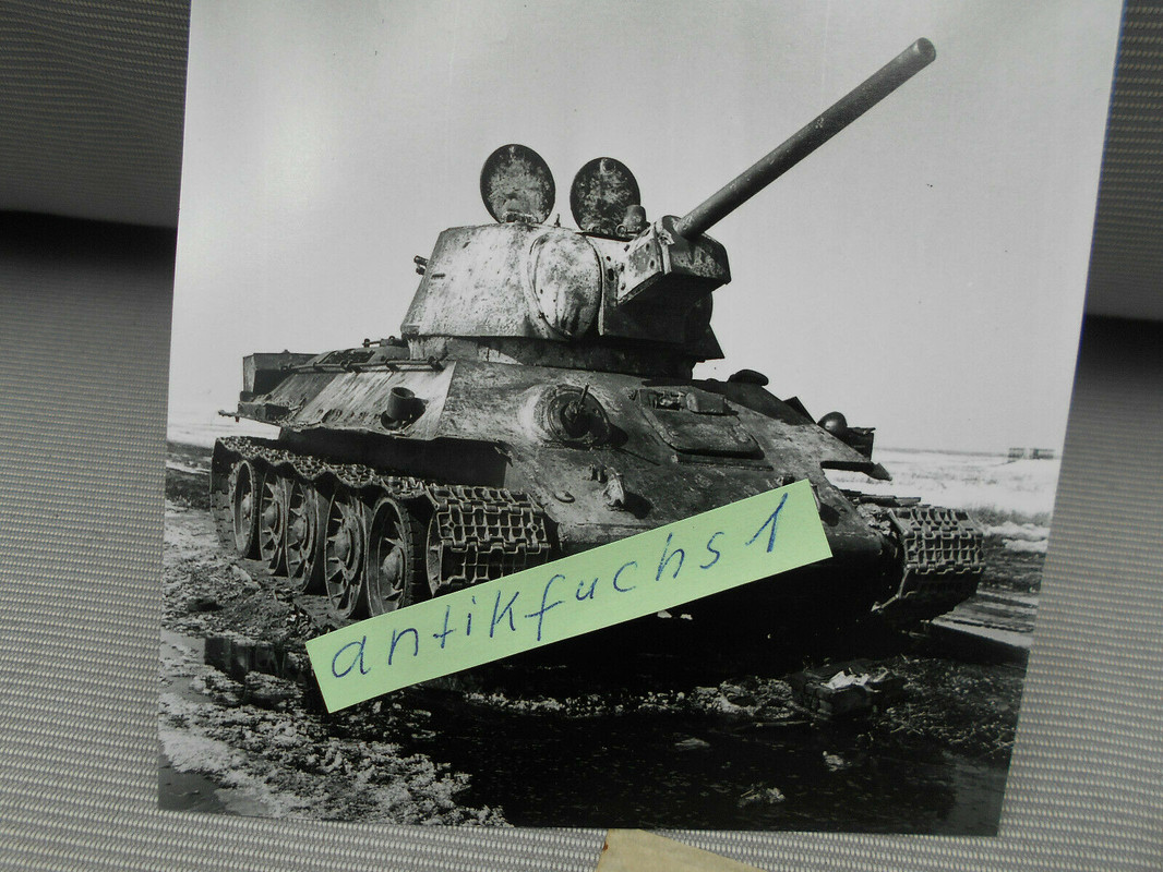T-34 Beute-Panzer aus Rußland in weiß im Kurland-Kessel 1945