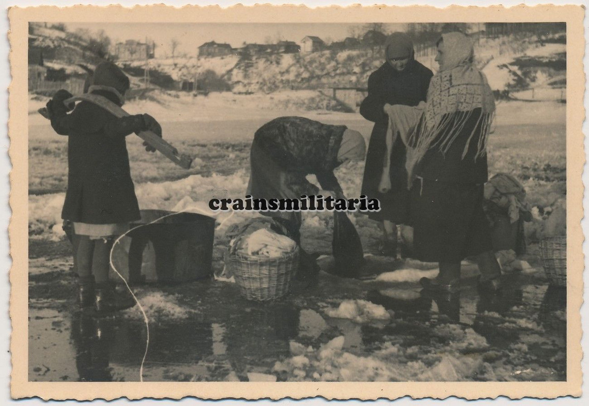 Orig. Foto Bevölkerung Frauen b. Wäsche auf vereiste Wolga RSCHE
