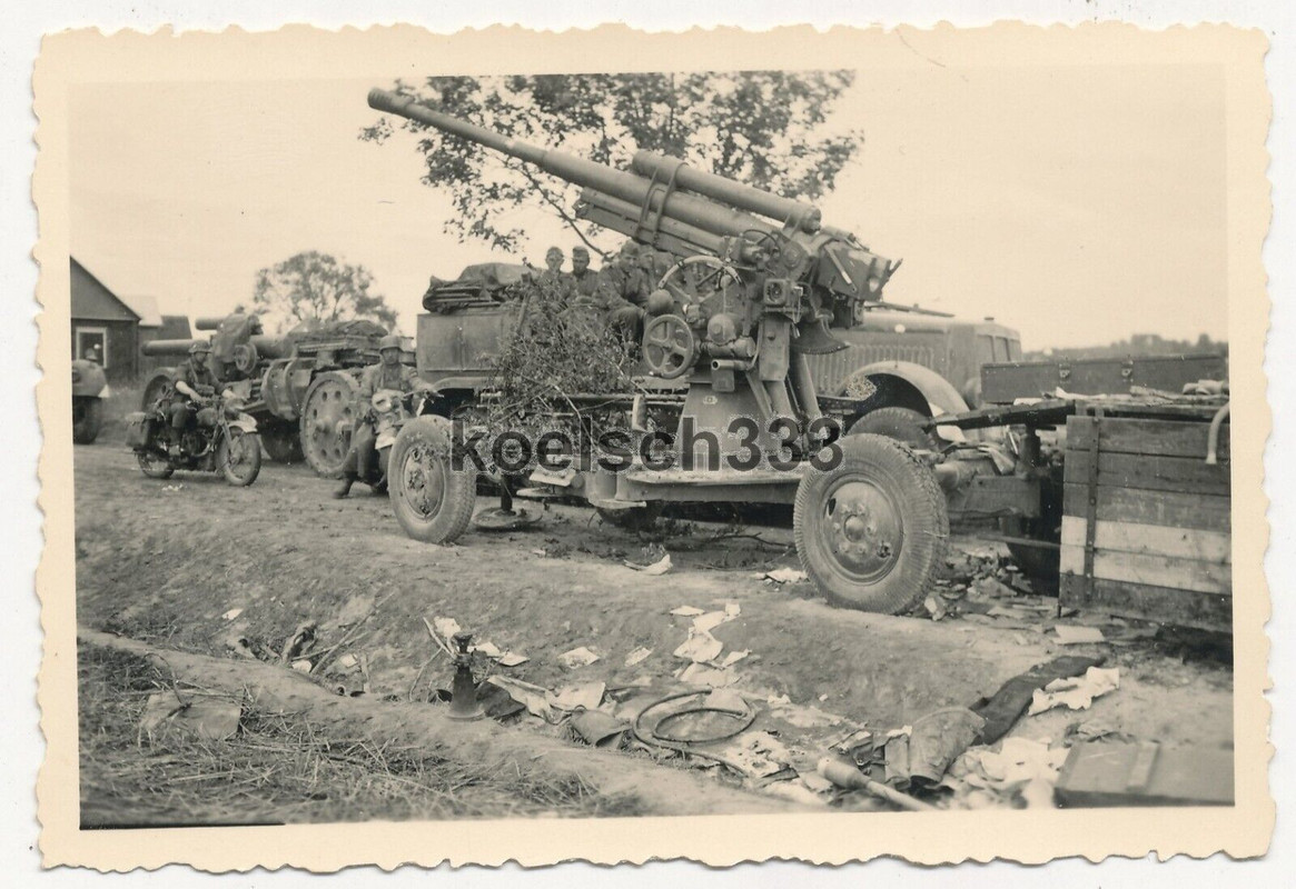 Foto russische Flak vor Panzer Halbkette mit Artillerie und Kradschützen 1941