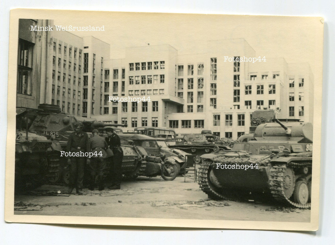 Foto Minsk deutsche Panzer 2 , 3 , Kübelwagen , 