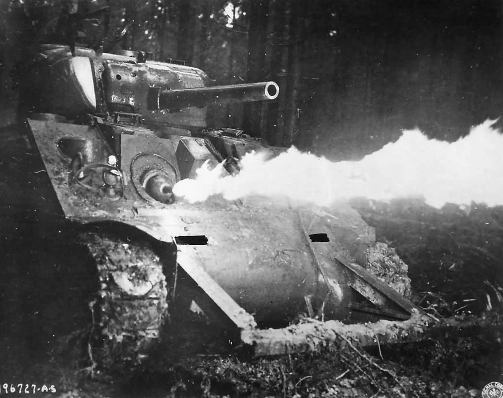 M4_Sherman_Crocodile_flame_tank_in_Action_Germany_1944(1)