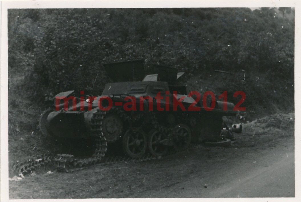 Foto, Wehrmacht, Blick auf einen zerstörten leic