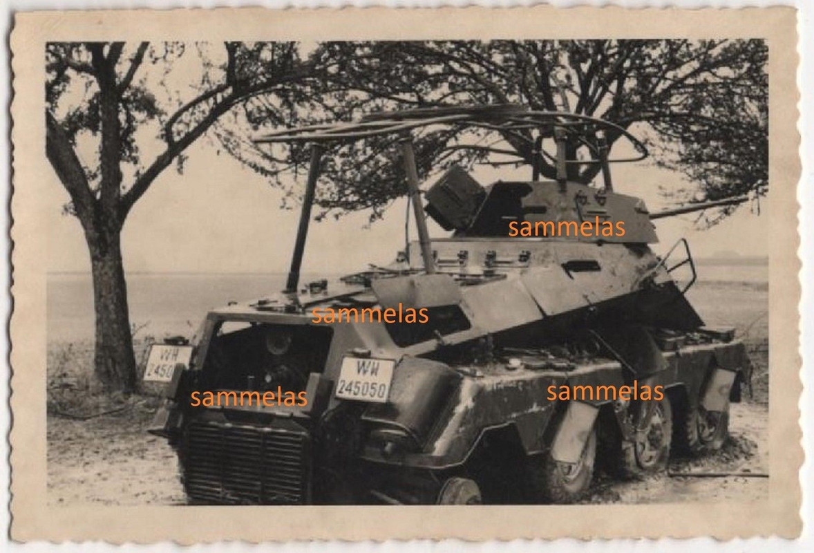 Foto Wehrmacht Panzer Spähwagen nach schweren Kämpfen in Frankre