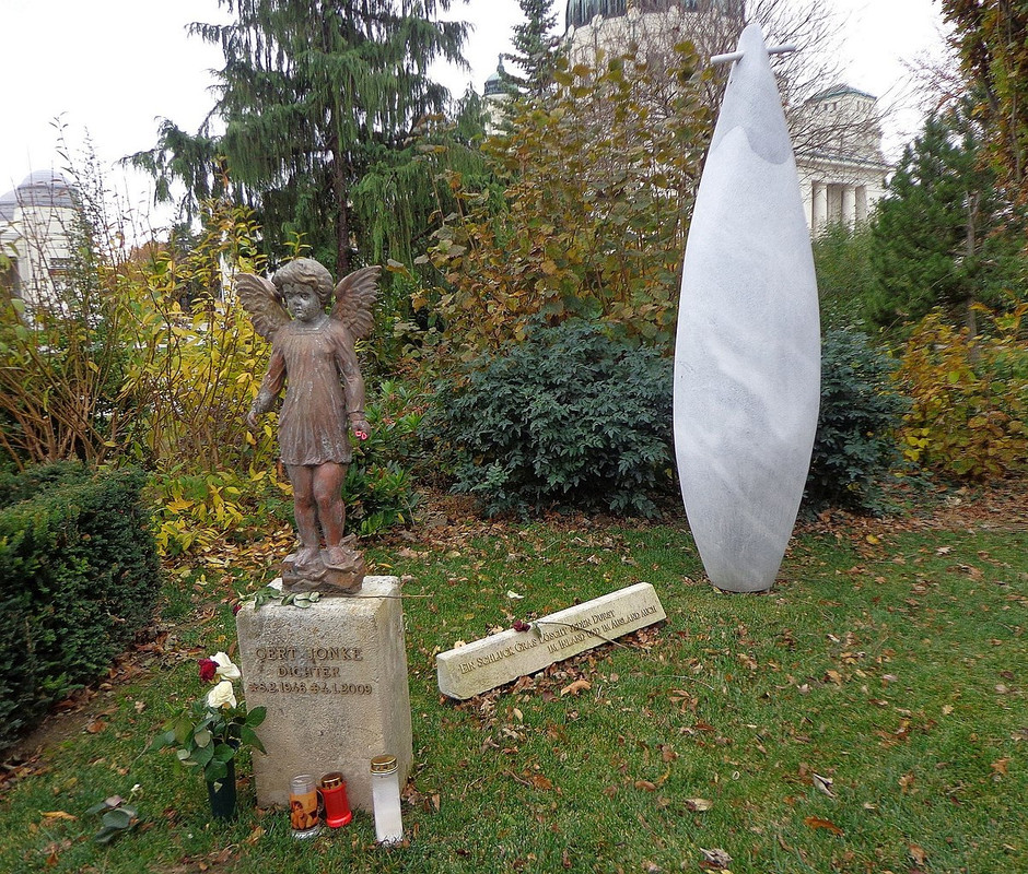 1203px-Wiener_Zentralfriedhof_-_Gruppe_33G_-_Gert_Jonke