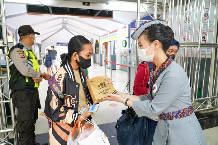 KAI membagikan takjil gratis bagi pelanggan KA Jarak Jauh yang sedang menunggu di stasiun.