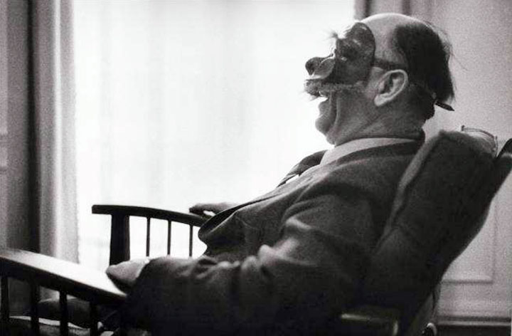 Eug-ne-Ionesco-avec-sa-collection-de-masques-Paris-bld-du-Montparnasse-1965-by-Jean-Mounicq