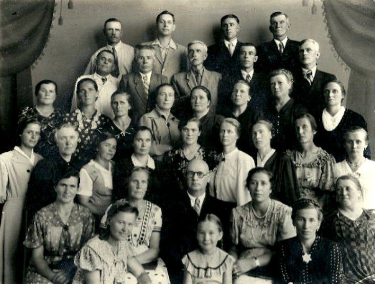 Пастор Бахман с женой, впереди их дочь, слева, по правую руку Бахмана Фрезе Анна Ивановна