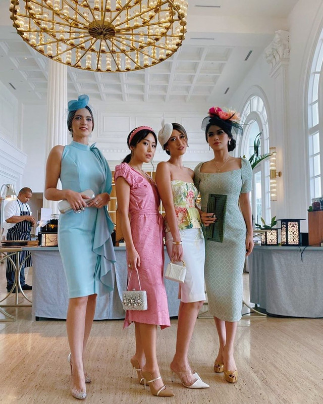 Penampilan Nia Ramadhani ala Royal Family saat menjadi bridesmaid