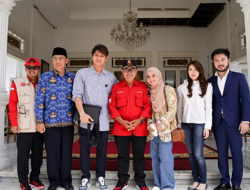 Pasangan Lesti Kejora dan Rizky Billar kunjungi korban gempa Cianjur naik helikopter.