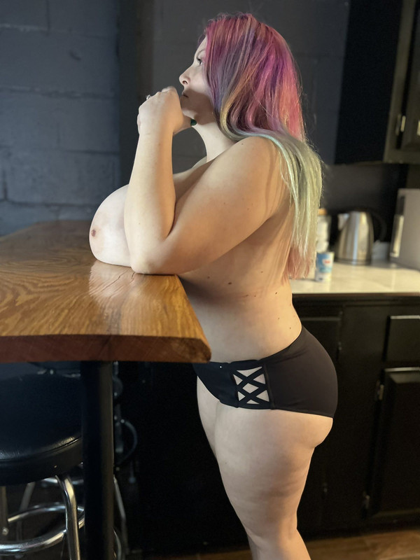 big-tits-putting-it-all-on-the-table-8fijE0