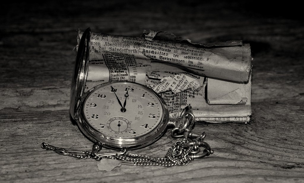 blacknwhite-pocket-watch-665881-1280.jpg