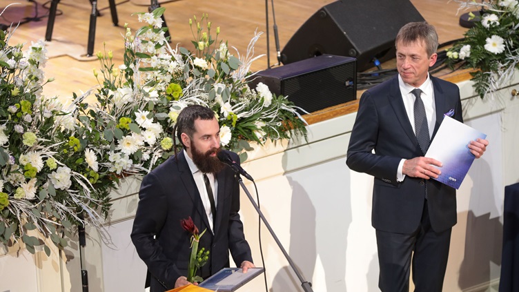 B8B2E245-ADC8-4245-B42B-FD3DCD86DEA2-17429-00001