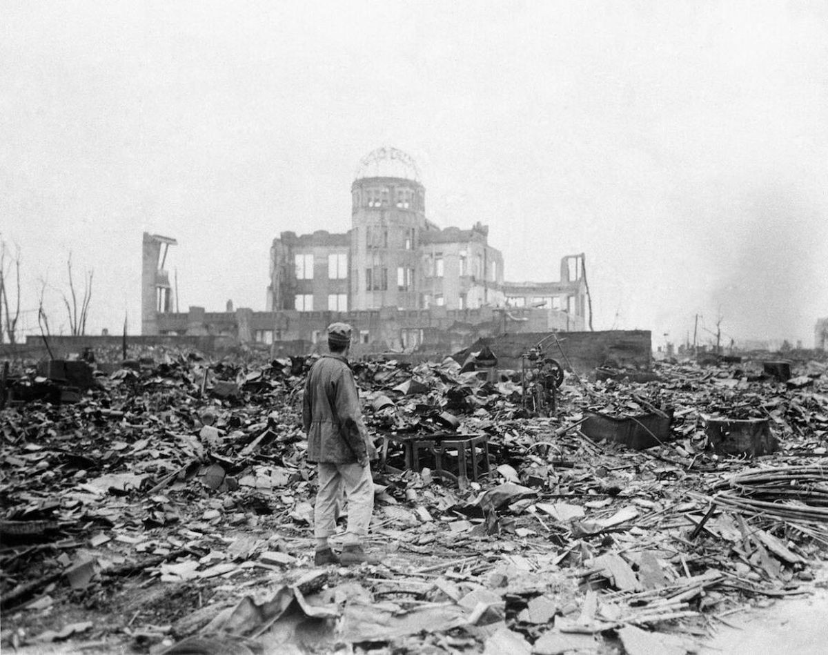Un hombre observa las ruinas tras la bomba atómica en Hiroshima