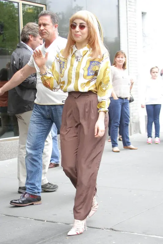 5-14-14-Leaving-her-apartment-in-NYC-001