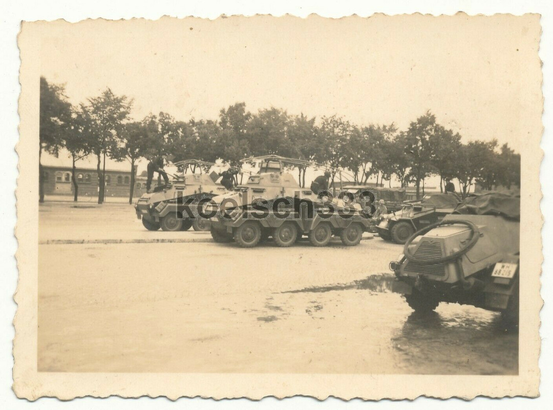 Foto Panzermänner mit Panzerschutzmützen an 8 Rad Funk Panzer Sp