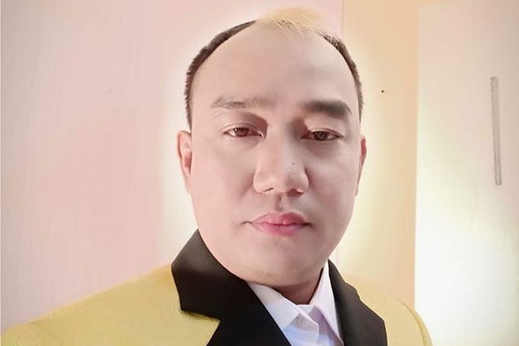 Komedian Azis Gagap.