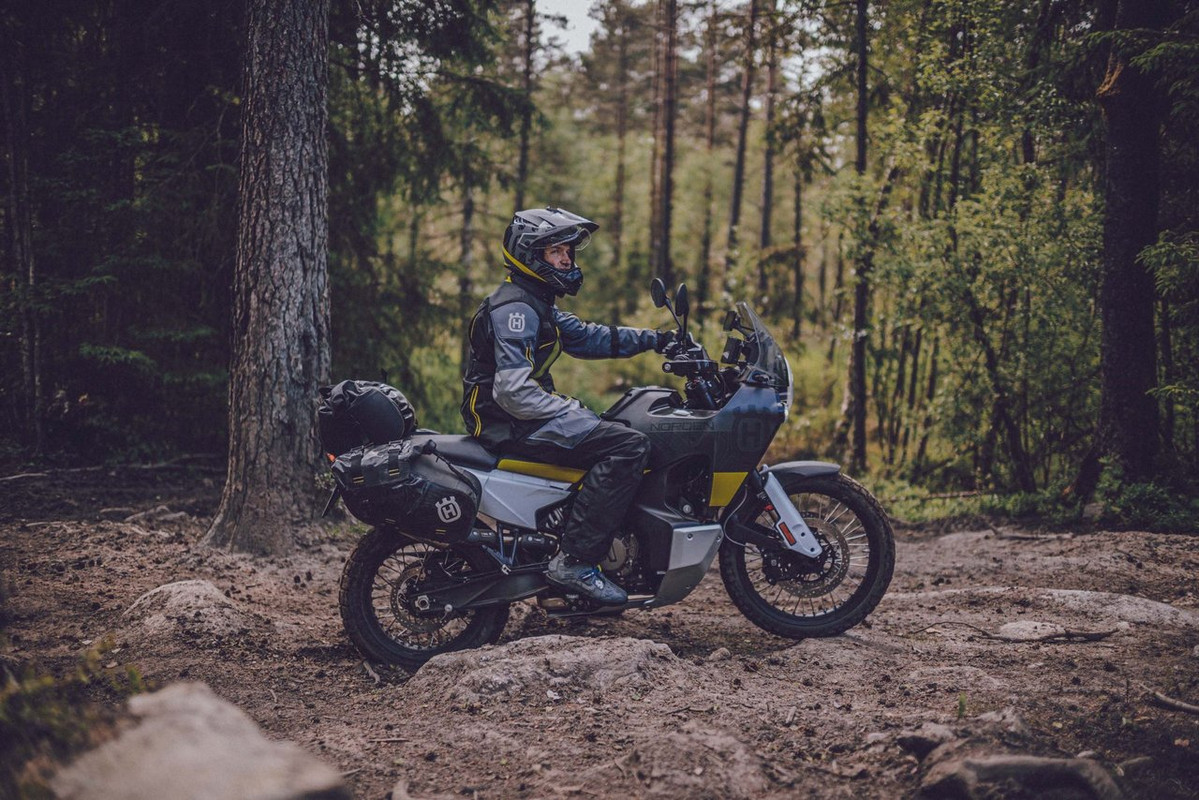 Большой фотосет мотоцикла Husqvarna Norden 901 2022