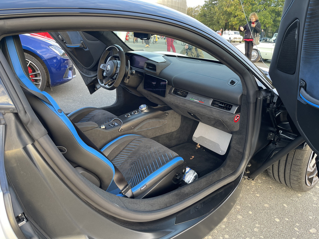 4D1AD552-F874-4494-B26D-767CDF5F7FE6