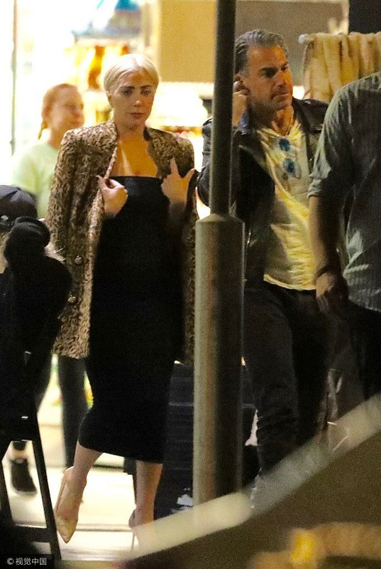 12-7-17-Leaving-a-grocery-store-in-LA-00