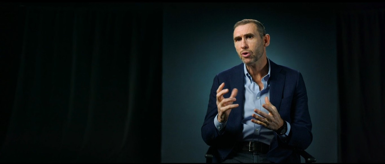 Arsène Wenger: Invincible (2021) + Extras (1080p BluRay x265 HEVC 10bit EAC3 5.1 SAMPA) [QxR]