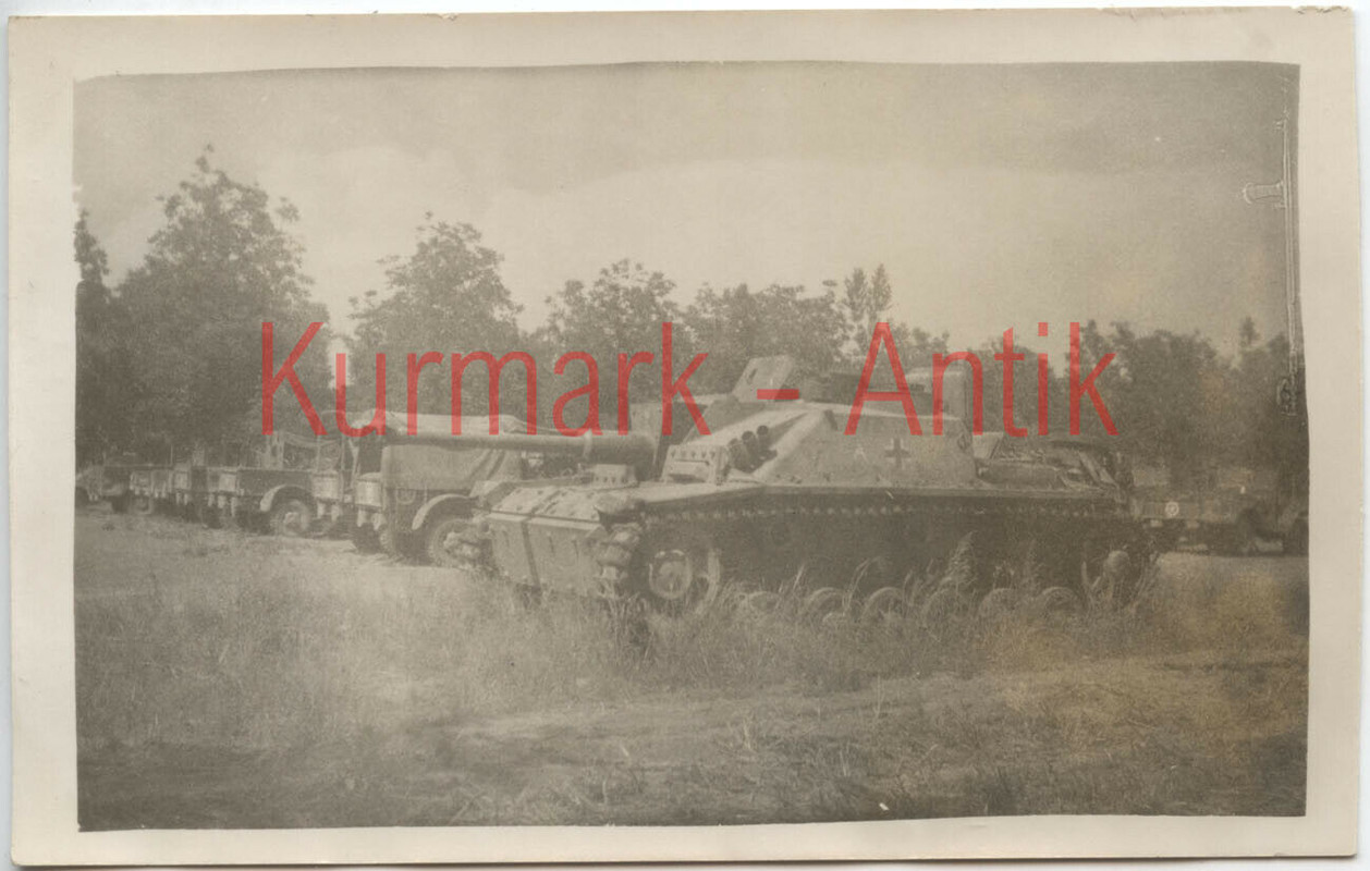 Foto Wehrmacht Panzer Stug Sturmgeschütz 1945 Beute Sammelplatz USA LKW