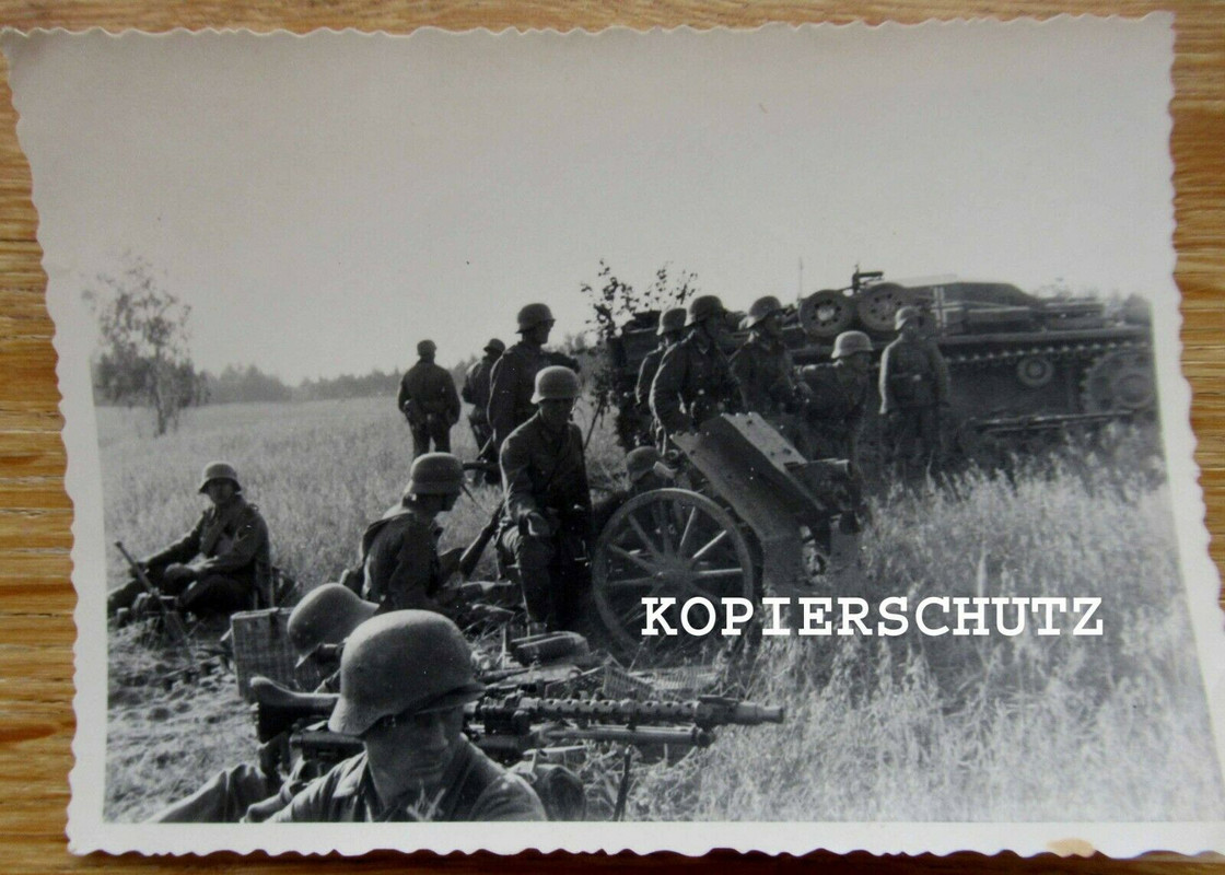 Foto Sturmgeschütz  Panzerabwehrkanone  Schweres MG in Stellung
