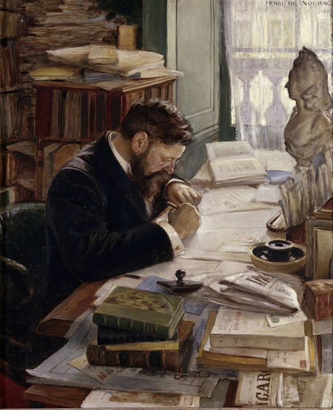 Pintura clássica de escritor maduro trabalhando concentrado em seus manuscritos e livros