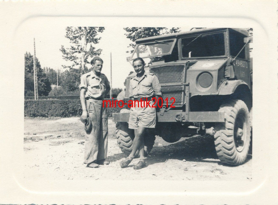 Foto, Soldaten stehen vor einem großen Bedford