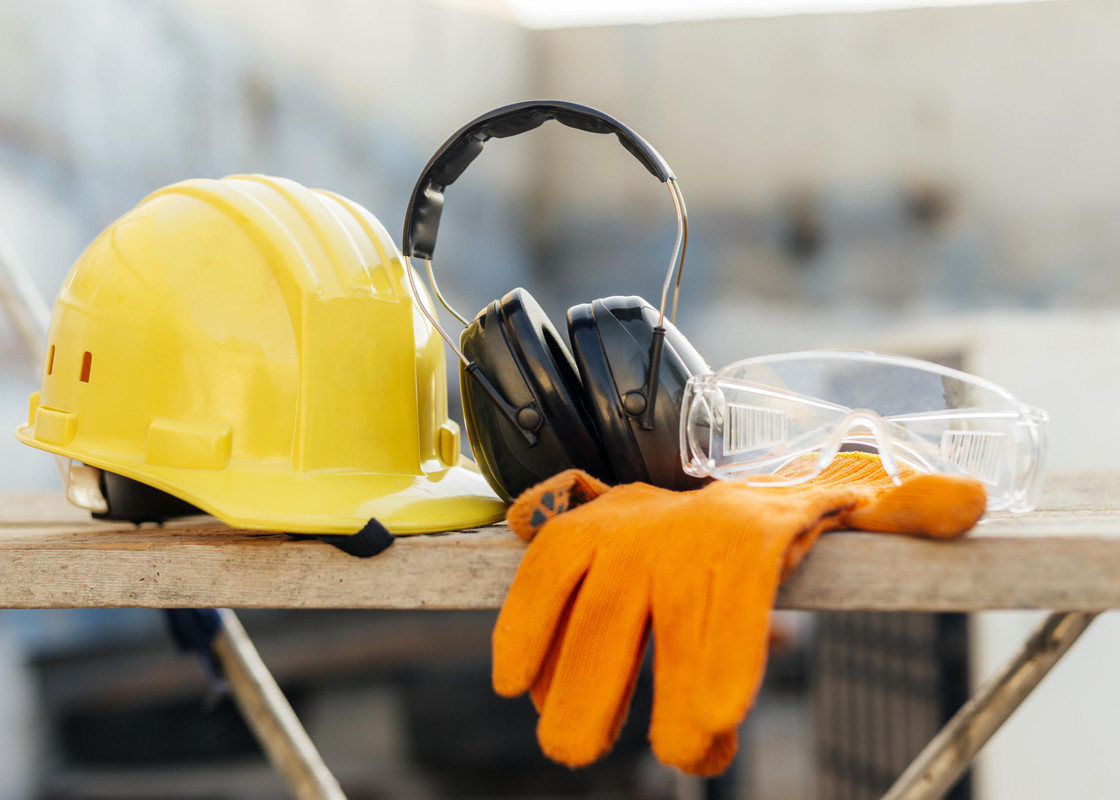 Safety equipment including helmet and gloves