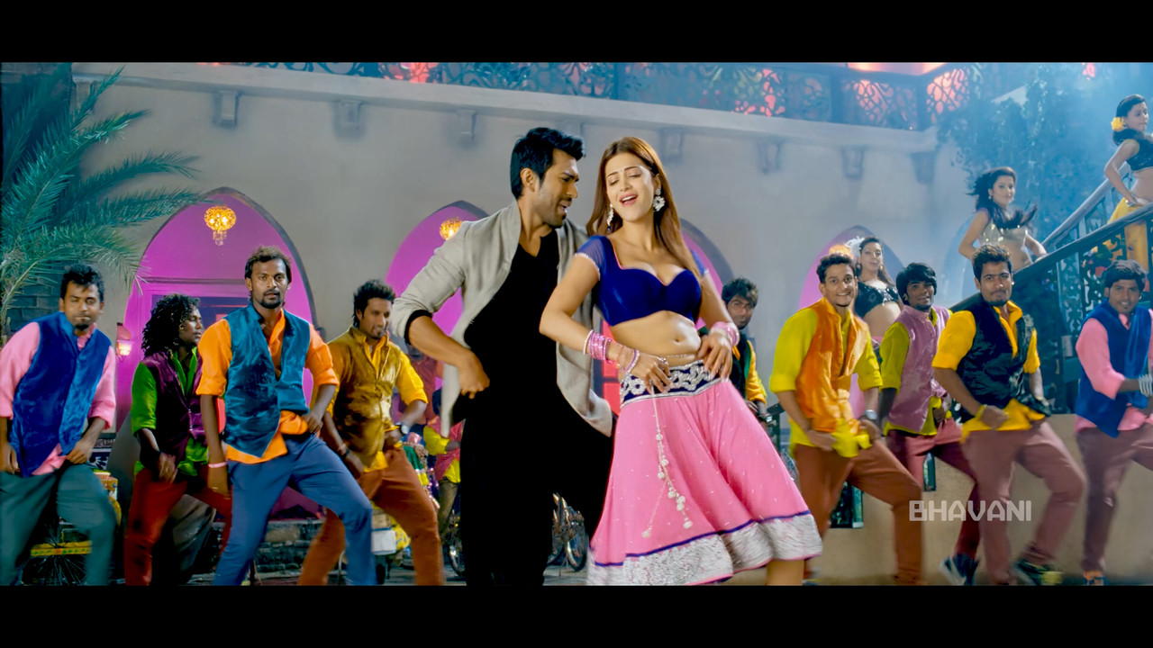 Shruti Haasan From Yevadu Hot Song 4K.mp4_snapshot_00.33.436