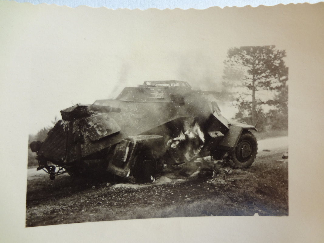 Foto, II. Weltkrieg, brennender Schützenpanzer