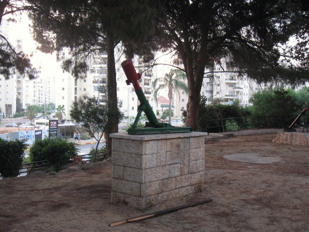 памятник Холон Hussamssa Garden 1