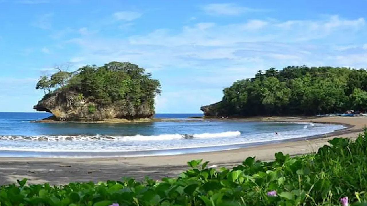 Menikmati Keindahan Pantai Madasari yang Sangat Memukau