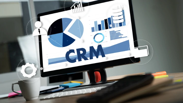 ภาพแสดงหน้าจอการจัดการข้อมูลลูกค้าใน CRM ที่มีการแสดงประวัติการติดต่อ พฤติกรรมการซื้อ และการแบ่งกลุ่มลูกค้า