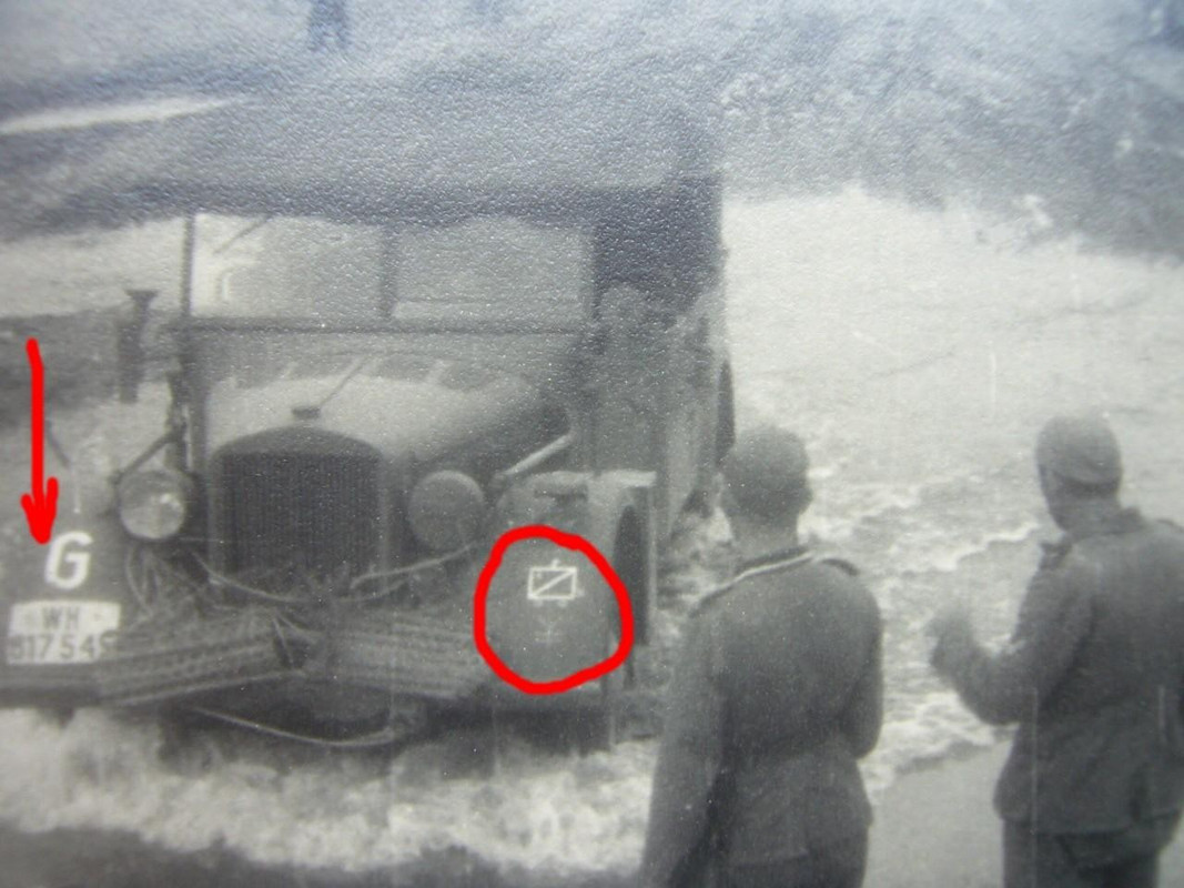 Foto Wehrmacht Ostfront, Panzergruppe GUDERIAN, Abzeichen 17. Pz.Div., PKW (2)