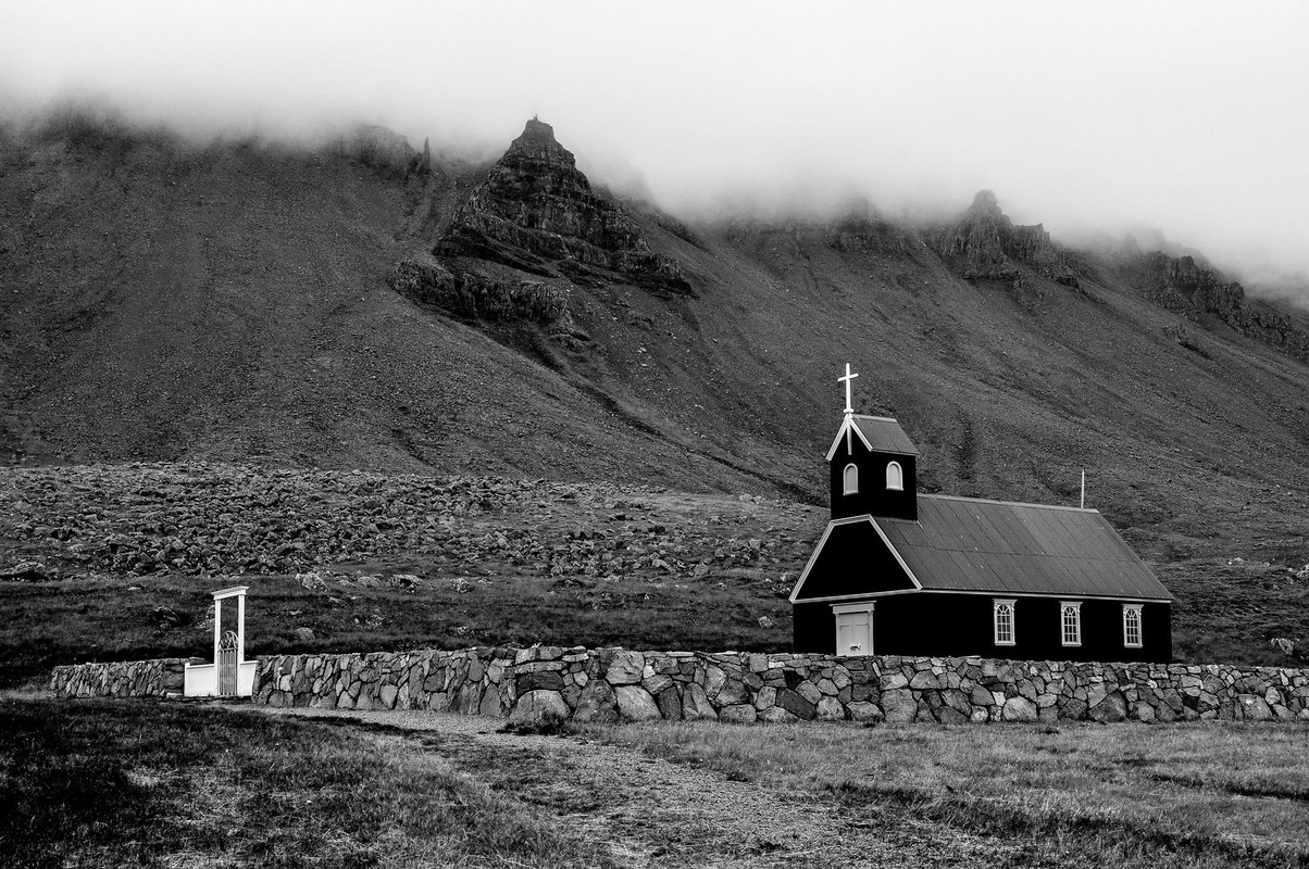 blacknwhite-house-iceland.jpg