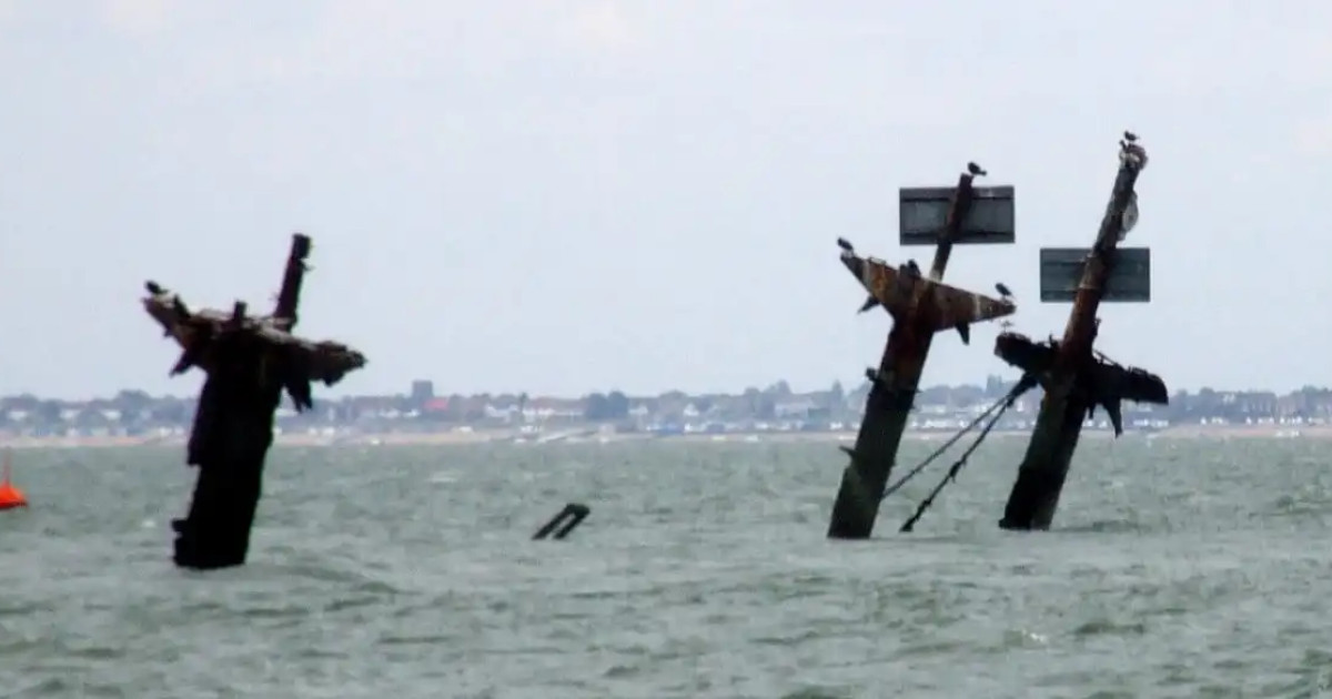 Los mástiles del SS Richard Montgomery aflorando sobre la superficie con carteles de advertencia. Clem Rutter en Wikimedia Commons