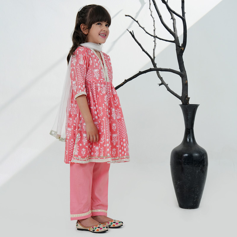 Girls Cotton 3/4th Sleeves Kurta Pajama Set Floral Printed Girls Suit Set - Picture 11 of 22