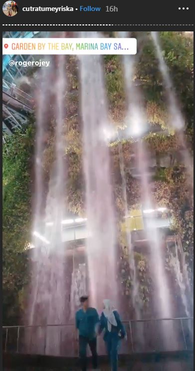 Cut Meyriska dan Roger Danuarta berfoto di depan air terjun di Garden by the Bay