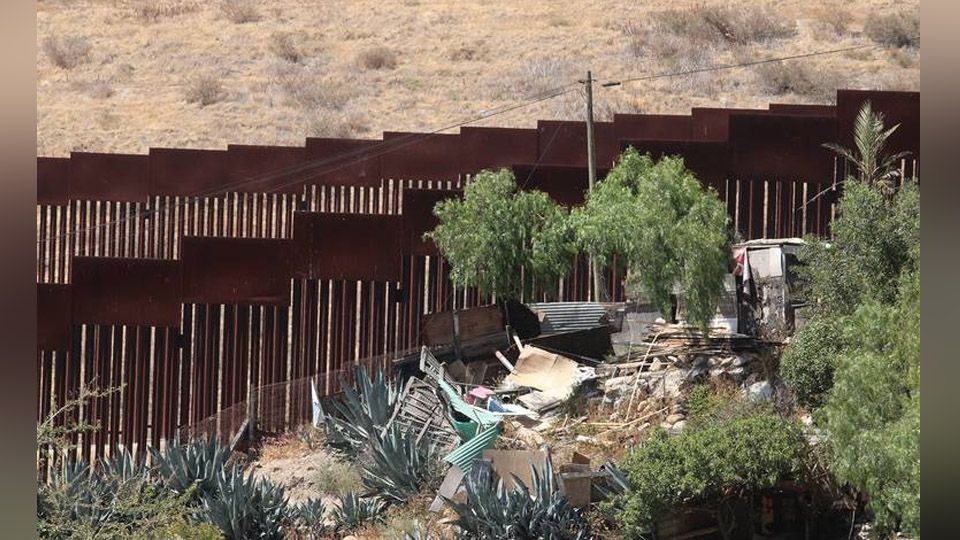 Con huellas de violencia e impactos de bala, dejan cadáver junto a muro fronterizo de Tijuana