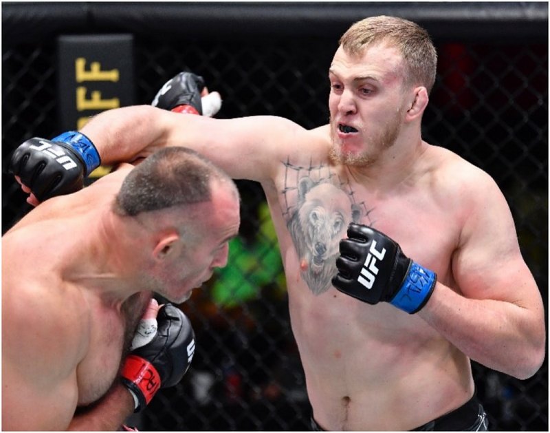 Сергей Спивак се справи с Алексей Олейник