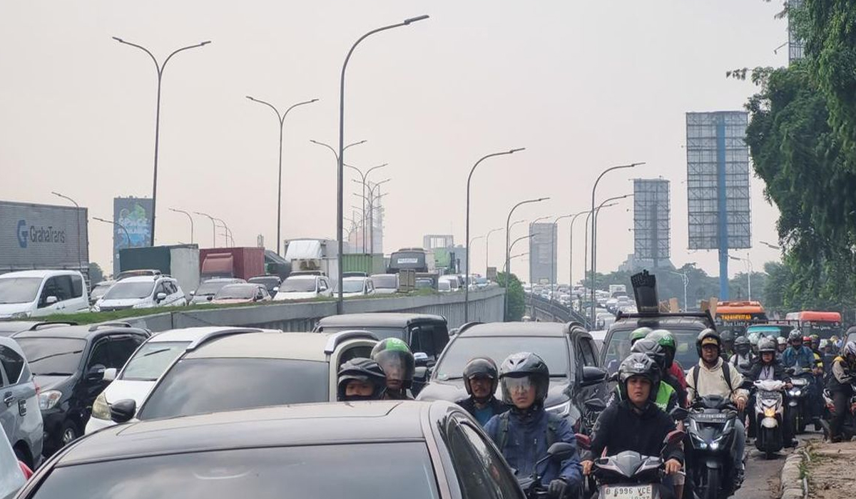 Macet Parah di TB Simatupang Jaksel! Warga Ngaku Lebih Cepat Jalan Kaki! Macet Parah di TB Simatupang Jaksel! Warga Ngaku Lebih Cepat Jalan Kaki!