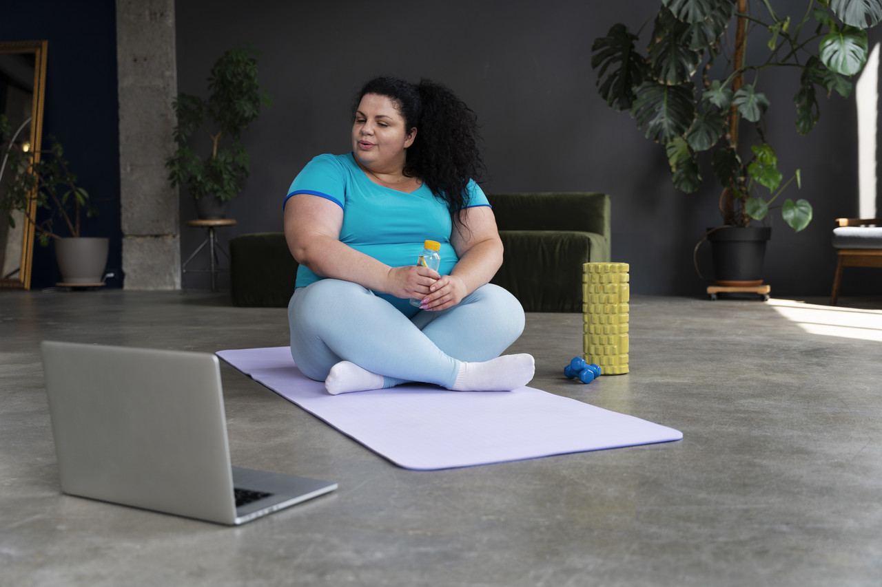full shot woman exercising gym
