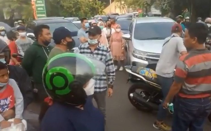 Tak bisa masuk Ancol, sejumlah wisatawan terlihat bersitegang dengan petugas kepolisian.