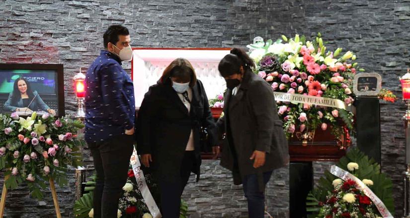 Mascotas de Lourdes Maldonado presentes en el funeral para el último adiós